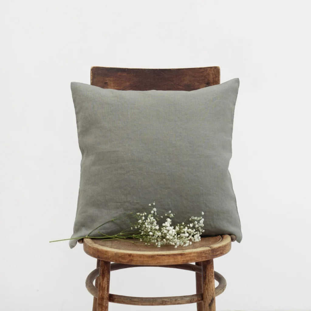 Leinen Kissenhülle in Khaki Grün von Linen Tales Größe 50x50 cm