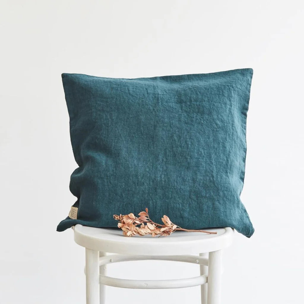Leinen Kissenhülle in Petrol Blau von Linen Tales Größe 45x45 cm