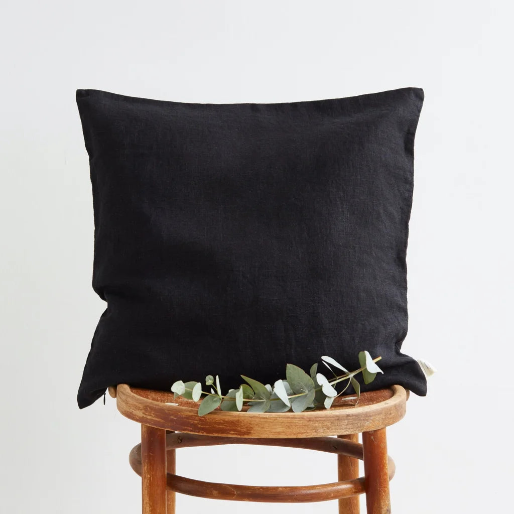 Leinen Kissenhülle in Schwarz von Linen Tales Größe 50x50 cm