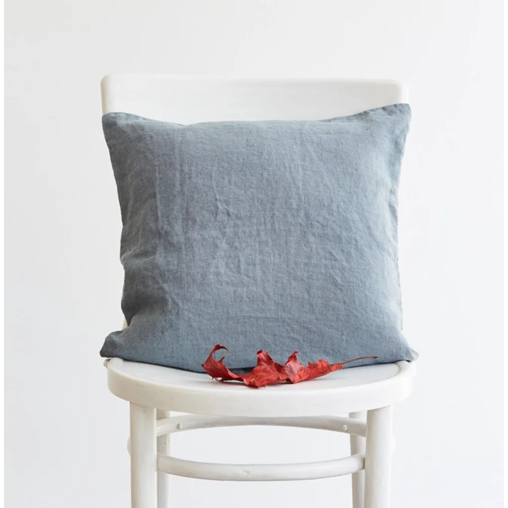 Leinen Kissenhülle in Taubenblau Blau von Linen Tales Größe 45x45 cm