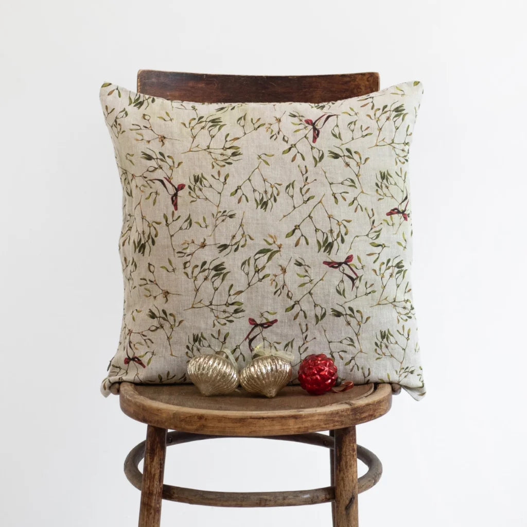Leinen Kissenhülle Mistelzweige in Creme+Olive+Dunkelrot Creme+Grün+Rot Muster Mistelzweige von Linen Tales Größe 40x80 cm