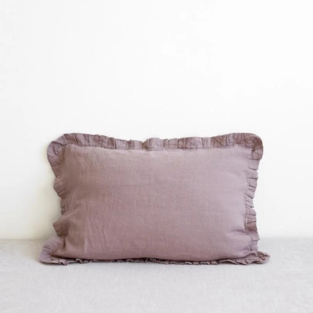 Leinen Kissenhülle mit Rüschen in Altrosa Rosa von Linen Tales Größe 65x65 cm