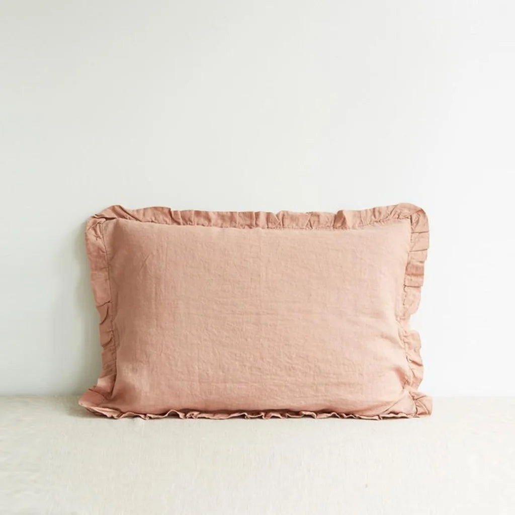 Leinen Kissenhülle mit Rüschen in Apricot Orange von Linen Tales Größe 40x80 cm