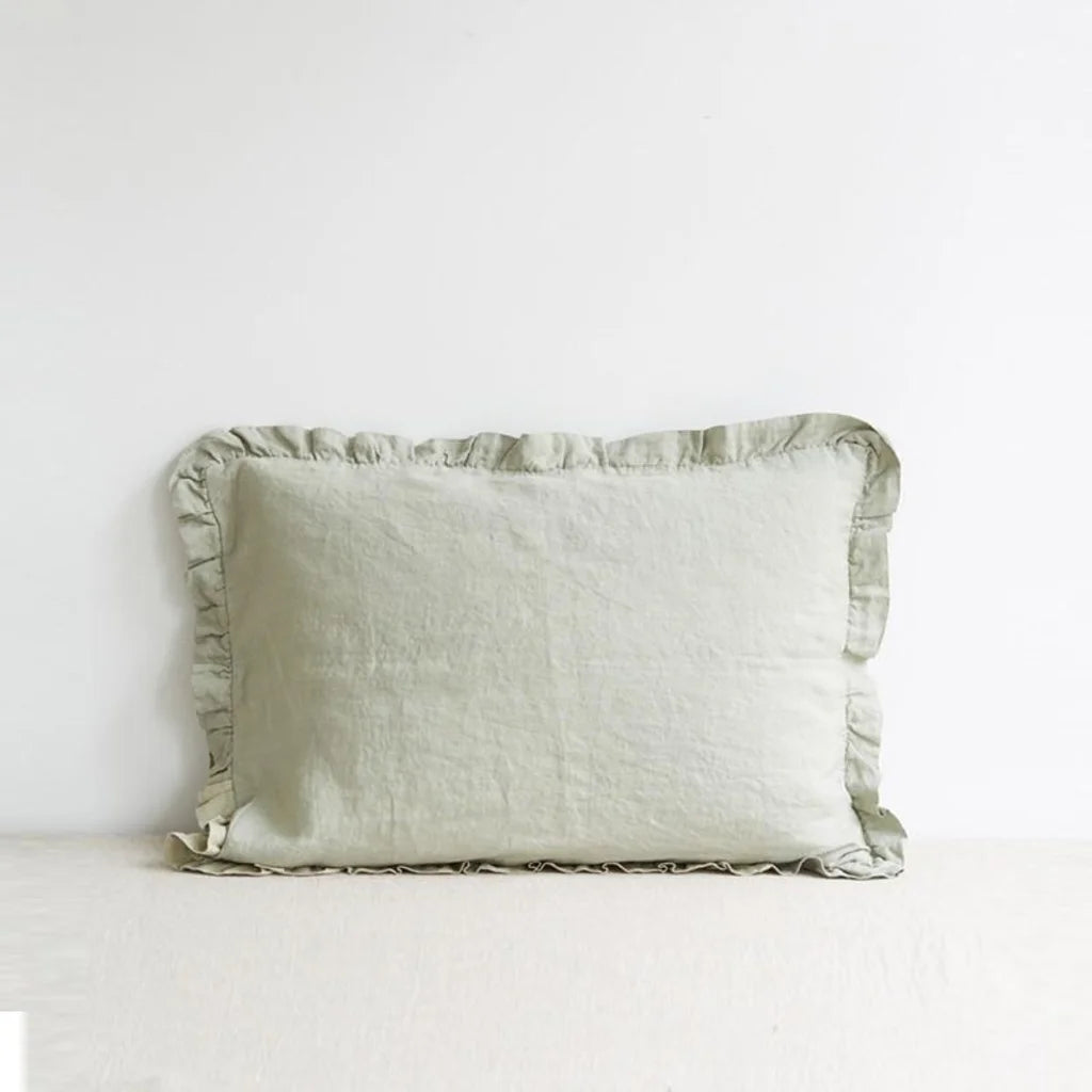 Leinen Kissenhülle mit Rüschen in Hellgrün Grün von Linen Tales Größe 50x60 cm