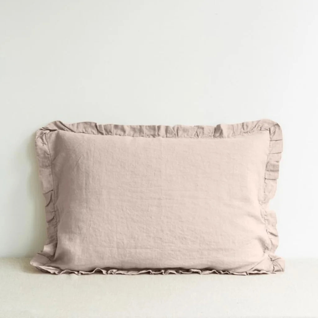 Leinen Kissenhülle mit Rüschen in Hellrosa Rosa von Linen Tales Größe 80x80 cm