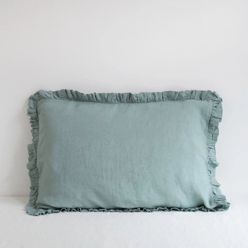 Leinen Kissenhülle mit Rüschen in Mint Grün von Linen Tales Größe 50x60 cm