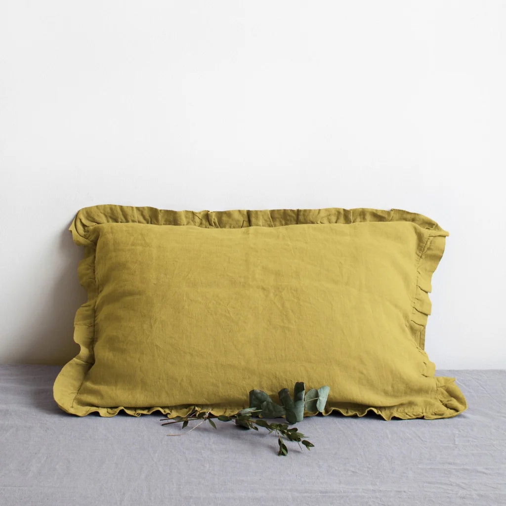 Leinen Kissenhülle mit Rüschen in Senfgelb Gelb von Linen Tales Größe 65x65 cm