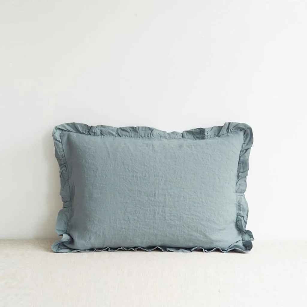 Leinen Kissenhülle mit Rüschen in Taubenblau Blau von Linen Tales Größe 65x65 cm