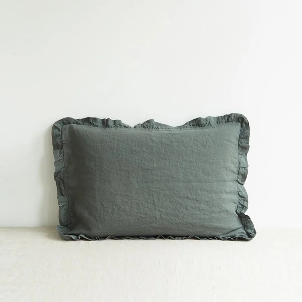 Leinen Kissenhülle mit Rüschen in Waldgrün Grün von Linen Tales Größe 65x65 cm