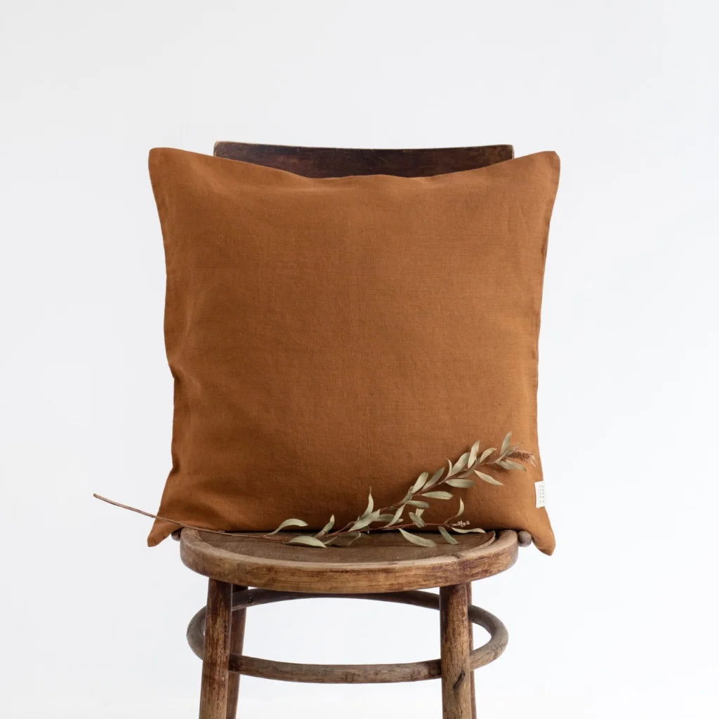Leinen Kissenhülle rechteckig in Haselnuss Braun von Linen Tales Größe 40x80 cm