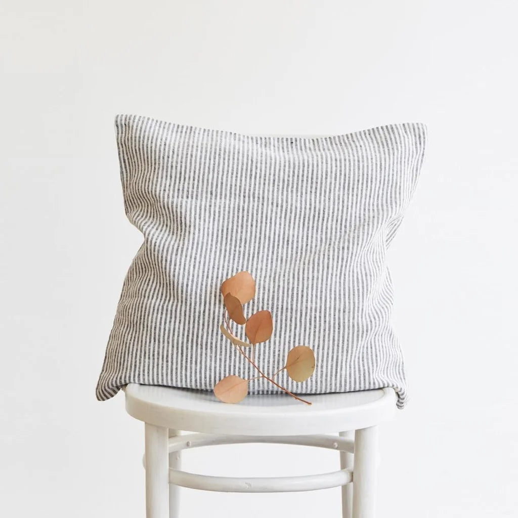 Leinen Kissenhülle Streifen in Weiß+Anthrazit Weiß+Grau Muster Streifen von Linen Tales Größe 50x50 cm