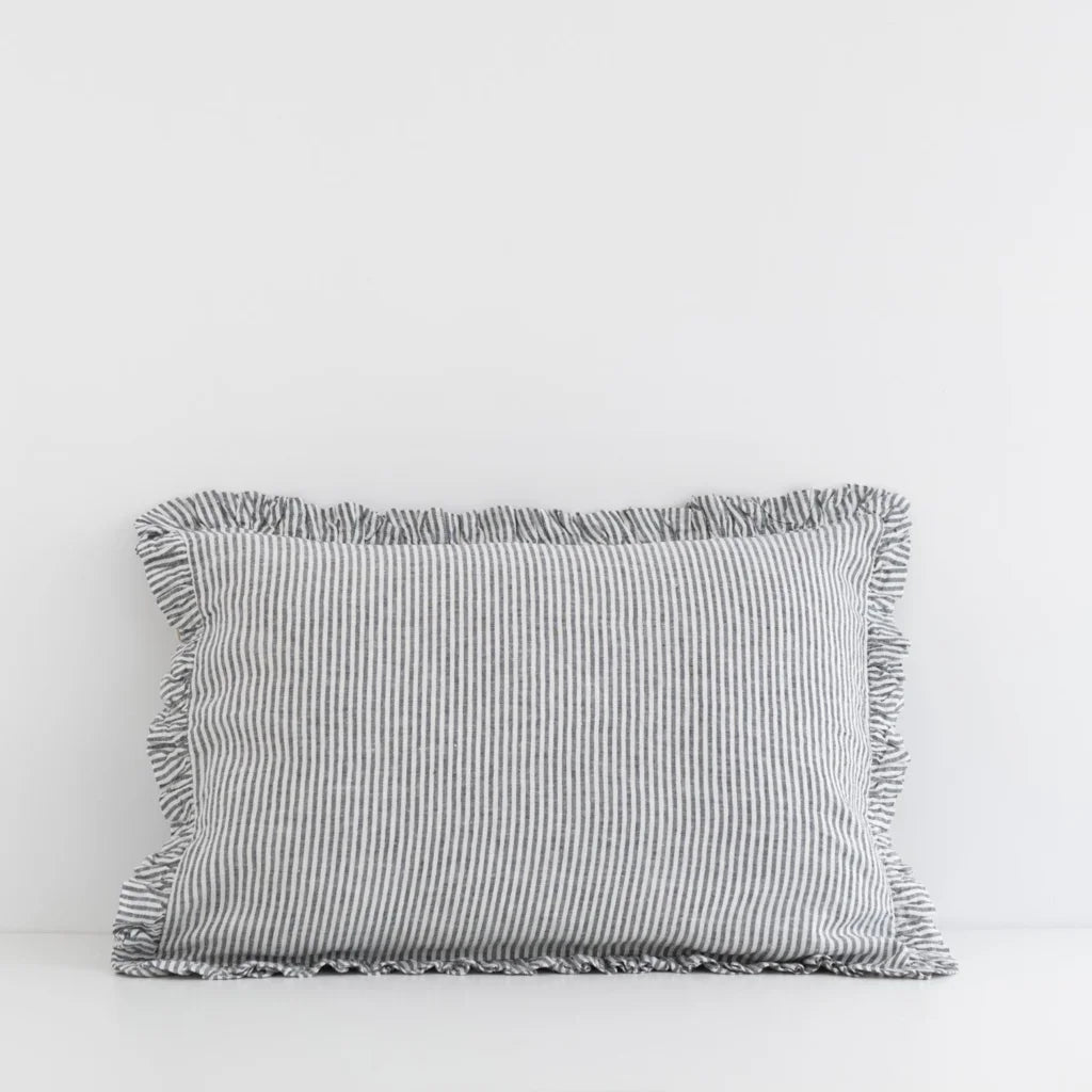 Leinen Kissenhülle Streifen mit Rüschen in Weiß+Anthrazit Weiß+Grau Muster Streifen von Linen Tales Größe 50x70 cm