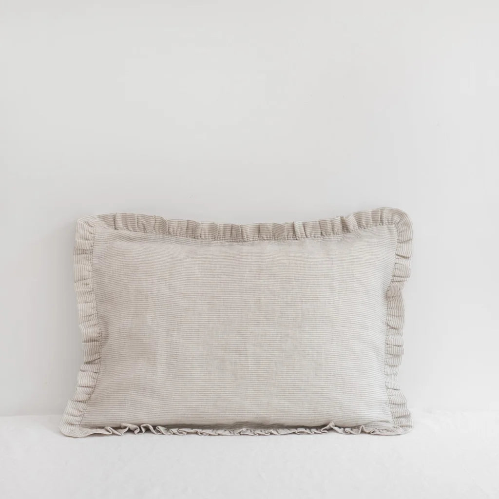 Leinen Kissenhülle Streifen mit Rüschen in Weiß+Creme Muster Streifen von Linen Tales Größe 50x60 cm