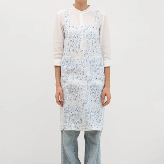Leinen Pinafore-Schürze Blumen in Weiß+Blau Muster Blumen von Linen Tales Größe 114 cm breit+ 83 cm lang