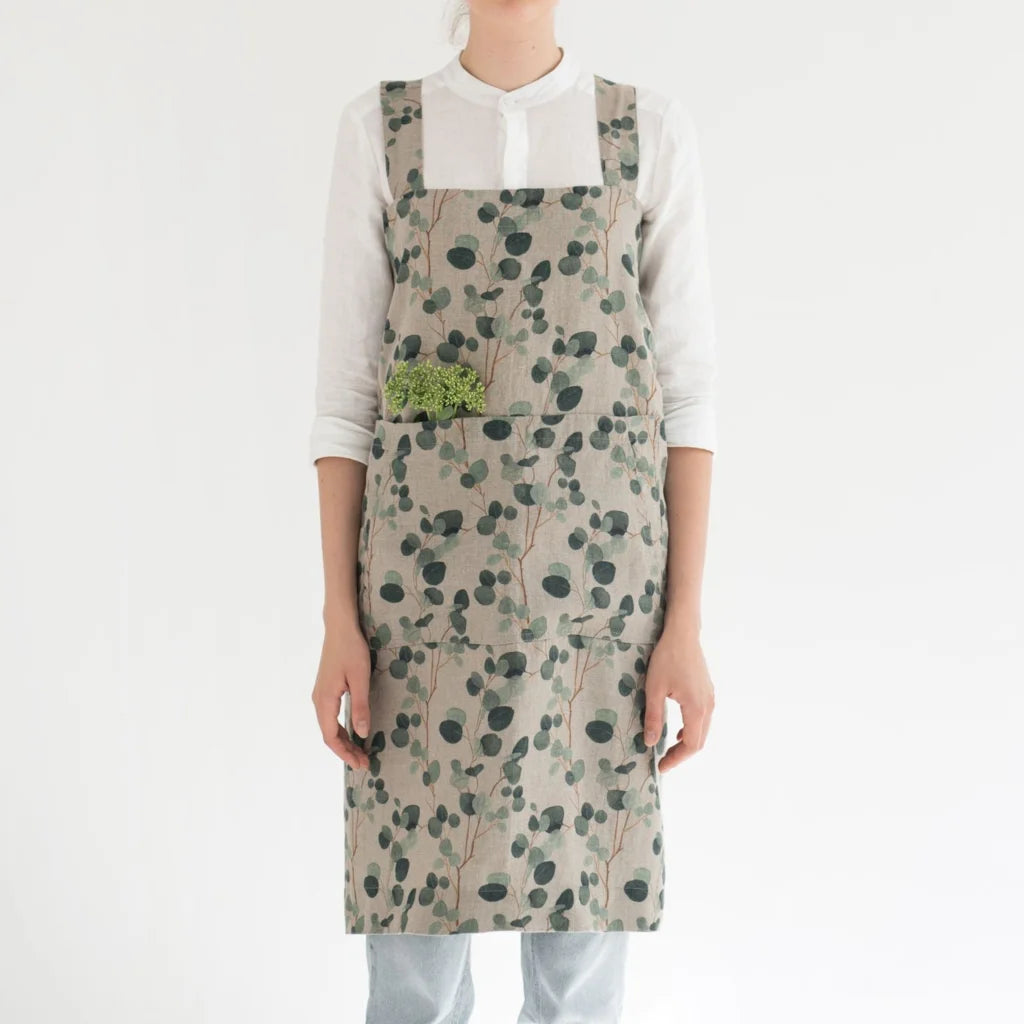 Leinen Pinafore-Schürze Eukalyptus in Creme+Grün+Dunkelgrün Muster Eukalyptus von Linen Tales Größe 114 cm breit+ 83 cm lang