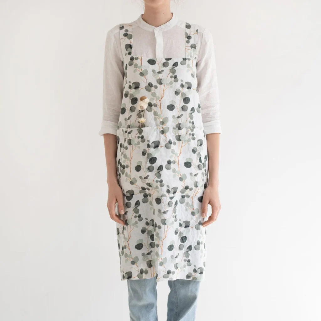 Leinen Pinafore-Schürze Eukalyptus in Weiß+Grün+Dunkelgrün Muster Eukalyptus von Linen Tales Größe 114 cm breit+ 83 cm lang