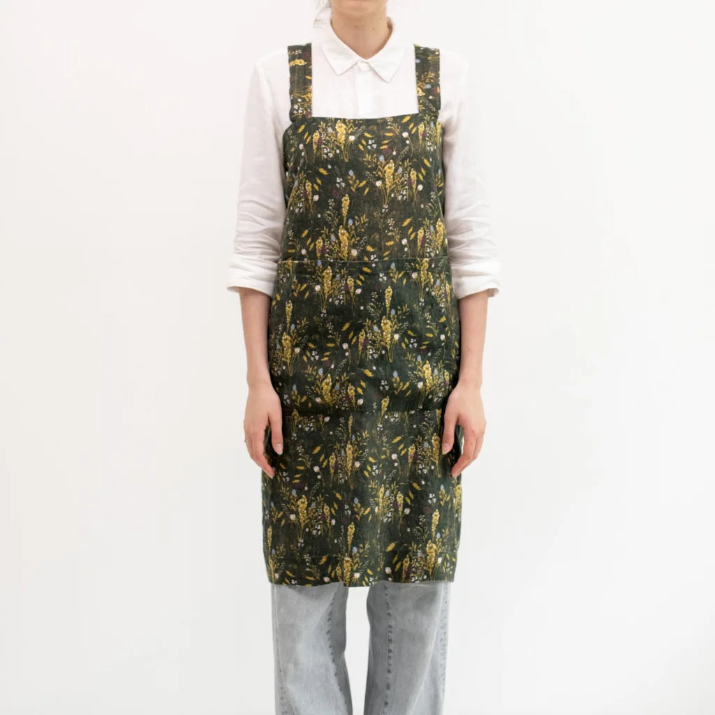 Leinen Pinafore-Schürze Gräser in Dunkelgrün+Gelb Grün+Gelb Muster Gräser von Linen Tales Größe 114 cm breit+ 83 cm lang