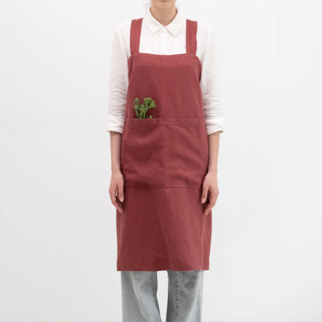 Leinen Pinafore-Schürze in Weinrot Rot von Linen Tales Größe 114 cm breit+ 83 cm lang