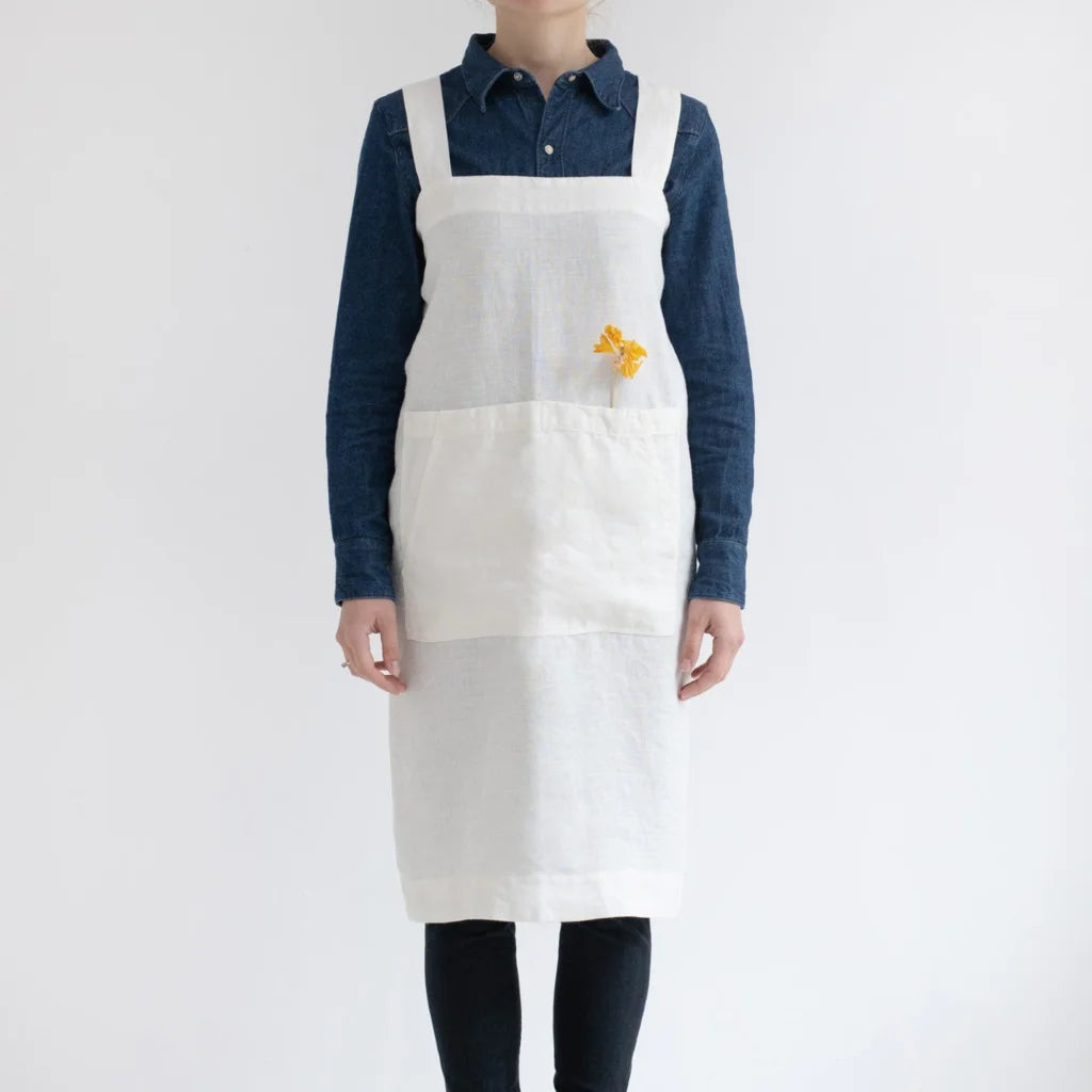 Leinen Pinafore-Schürze in Weiß von Linen Tales Größe 114 cm breit+ 83 cm lang