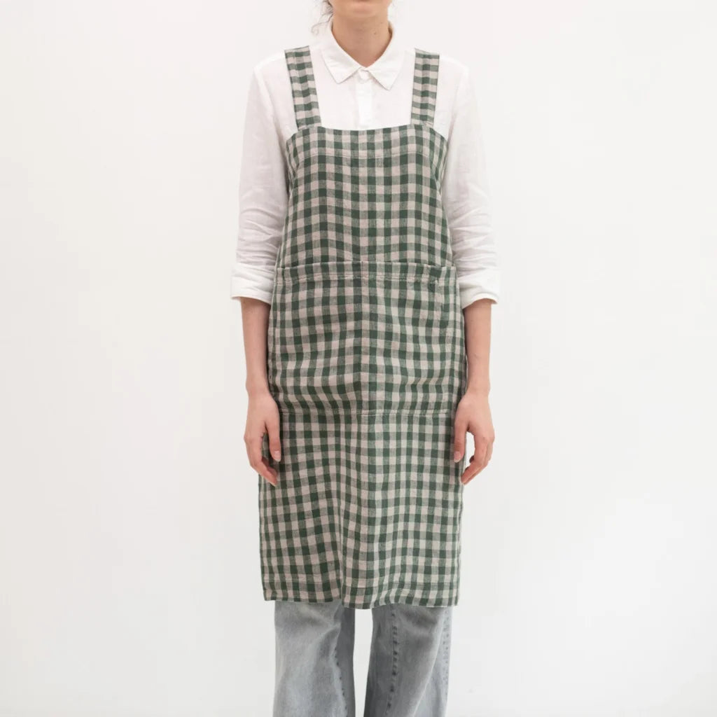 Leinen Pinafore-Schürze Karo in Waldgrün+Beige Grün+Beige Muster Karo von Linen Tales Größe 114 cm breit+ 83 cm lang