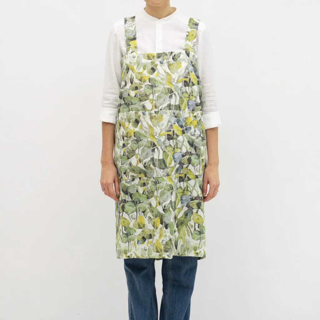 Leinen Pinafore-Schürze Lotusblätter in Weiß+Grün Muster Lotusblätter von Linen Tales Größe 114 cm breit+ 83 cm lang
