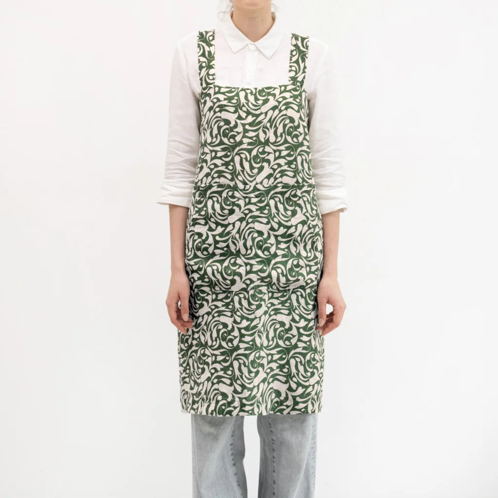 Leinen Pinafore-Schürze Ranke in Grün+Beige Muster Ranke von Linen Tales Größe 114 cm breit+ 83 cm lang