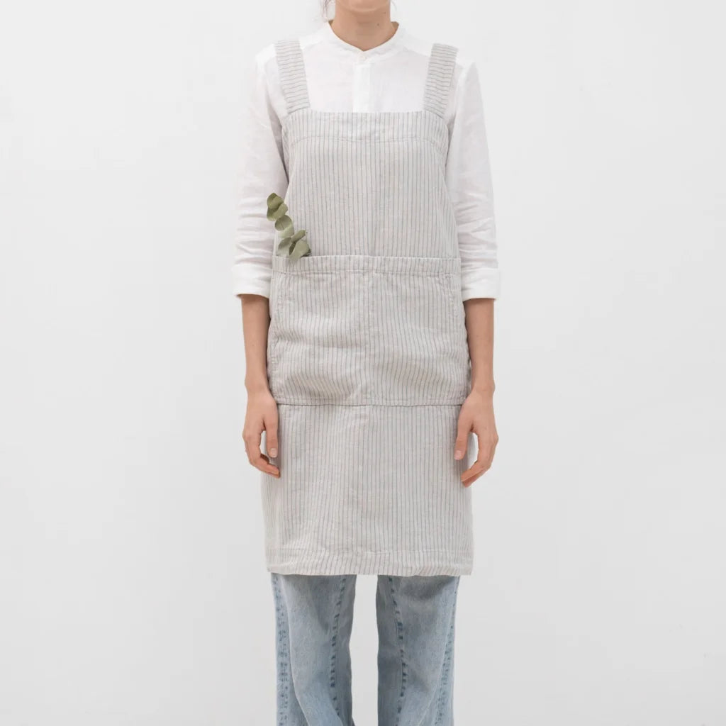 Leinen Pinafore-Schürze Streifen in Hellgrau+Blau Grau+Blau Muster Streifen von Linen Tales Größe 114 cm breit+ 83 cm lang