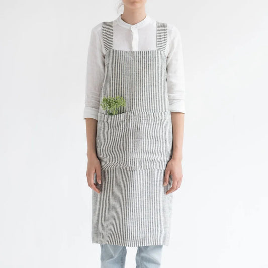 Leinen Pinafore-Schürze Streifen in Weiß+Anthrazit Weiß+Grau Muster Streifen von Linen Tales Größe 114 cm breit+ 83 cm lang