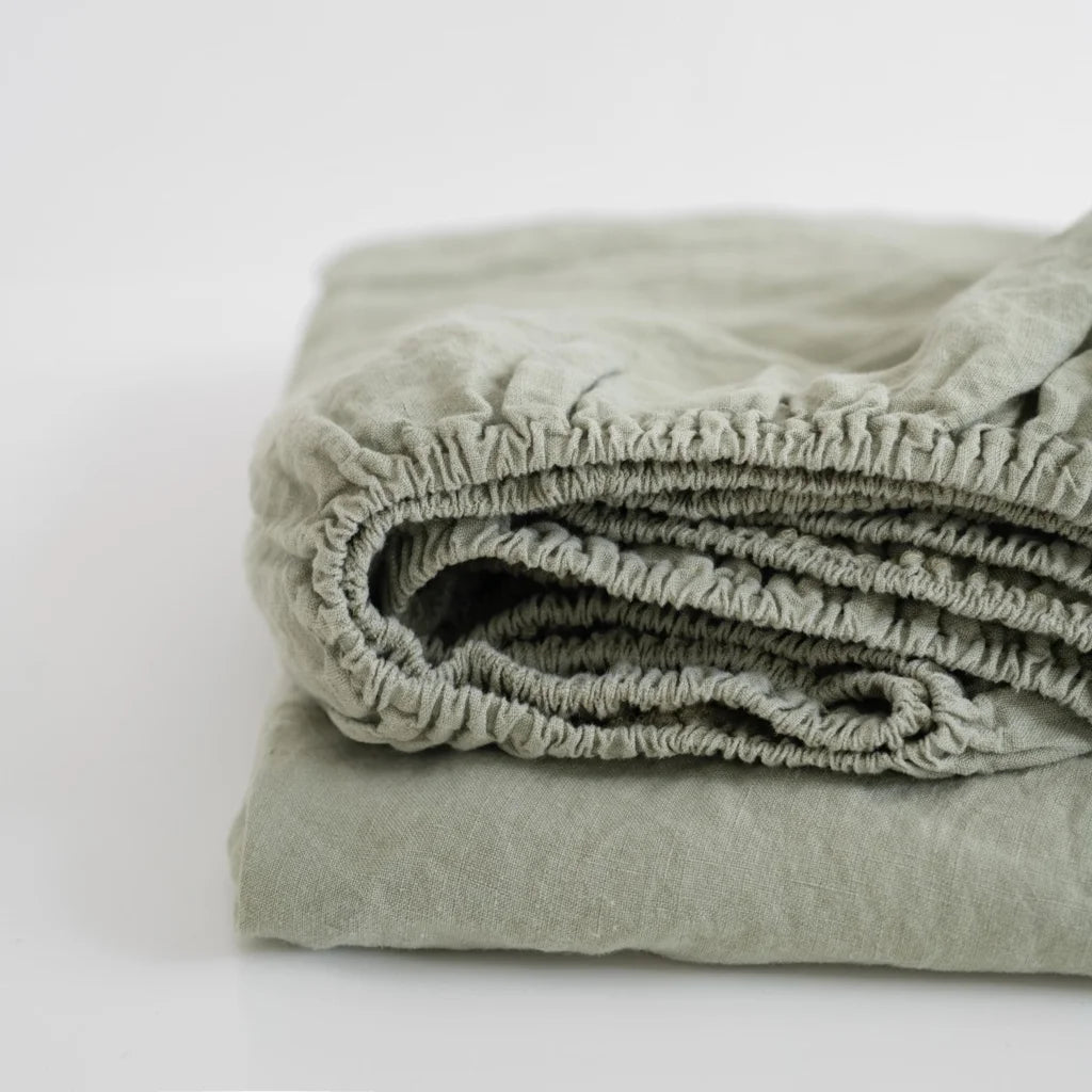 Leinen Spannbettlaken für Boxspringbetten in Standardgröße - Doppelbett in Hellgrün Grün von Linen Tales Größe 180x200 cm
