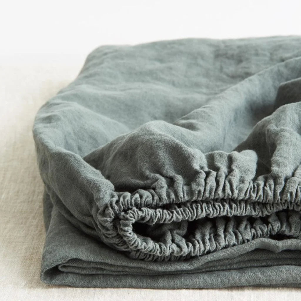 Leinen Spannbettlaken für Matratzen in Standardgröße - Doppelbett in Waldgrün Grün von Linen Tales Größe 180x200 cm