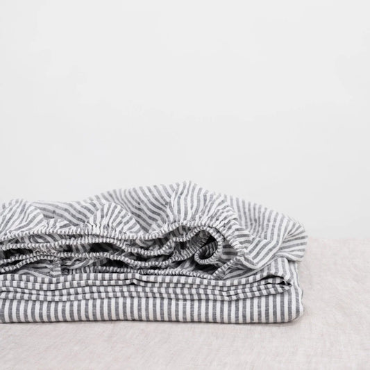 Leinen Spannbettlaken Streifen für Matratzen in Standardgröße - Doppelbett in Weiß+Anthrazit Weiß+Grau Muster Streifen von Linen Tales Größe 180x200 cm