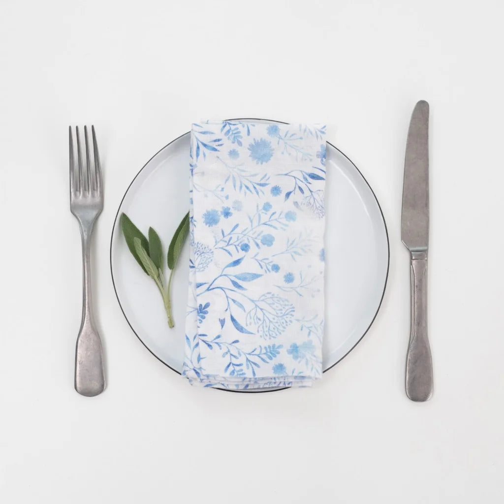 Leinen Stoffserviette Blumen 2er-Pack in Weiß+Blau Muster Blumen von Linen Tales Größe 50x50 cm