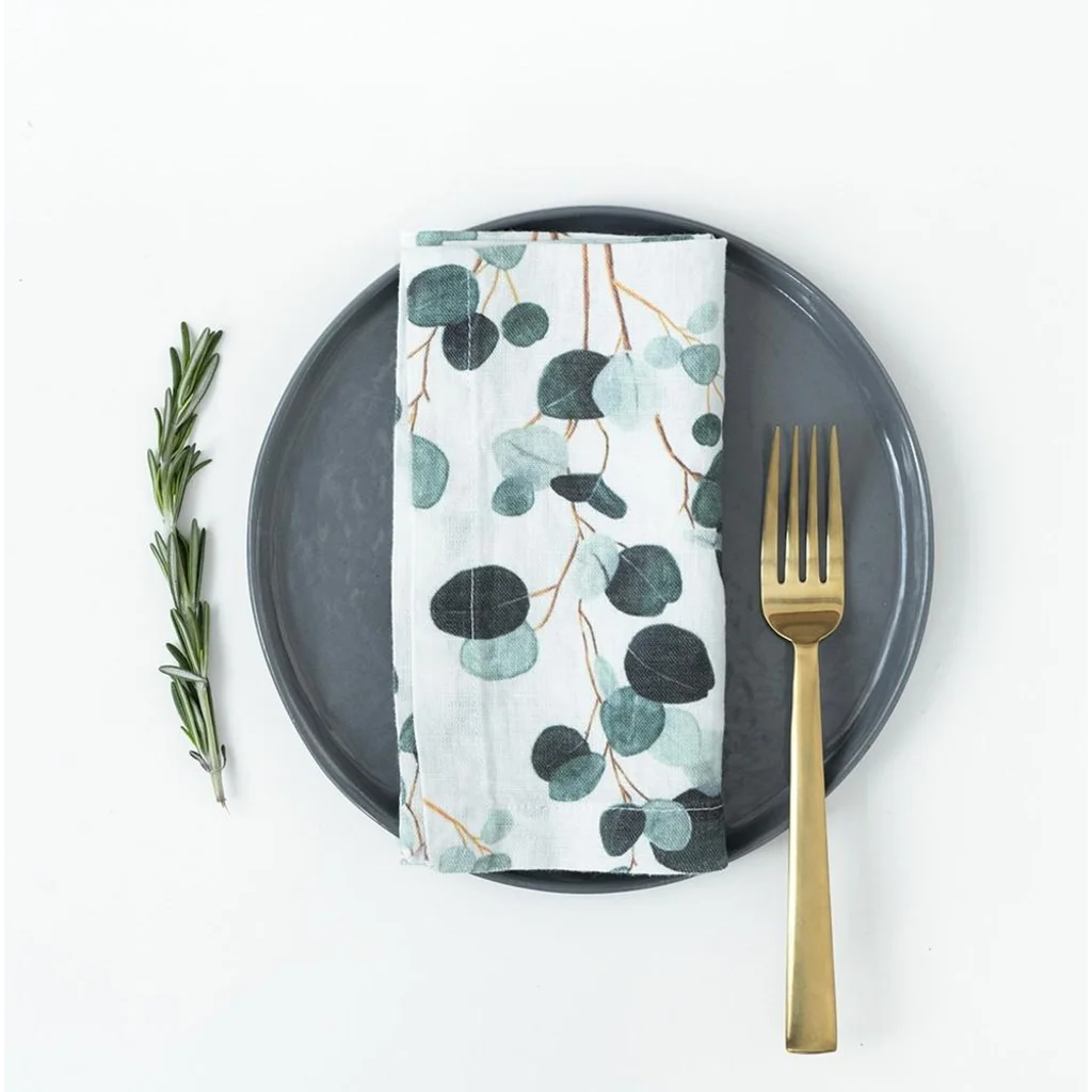 Leinen Stoffserviette Eukalyptus 2er-Pack in Weiß+Grün+Dunkelgrün Weiß+Grün+Grün Muster Eukalyptus von Linen Tales Größe 50x50 cm
