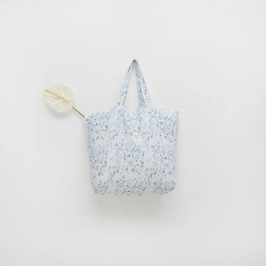 Leinen Tasche Blumen in Weiß+Blau Muster Blumen von Linen Tales Größe 54 cm breit+ 60 cm lang