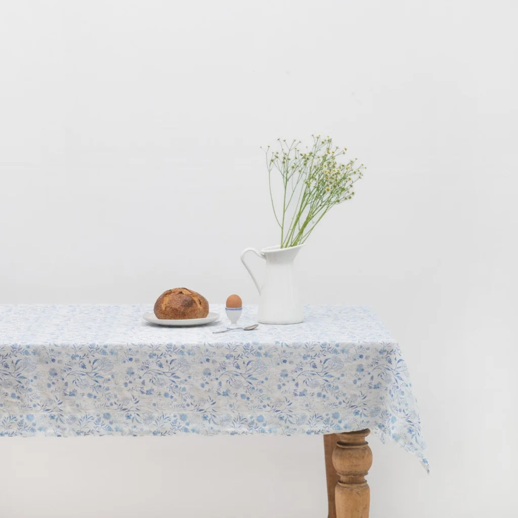 Leinen Tischdecke Blumen in Weiß+Blau Muster Blumen von Linen Tales Größe 140x350 cm