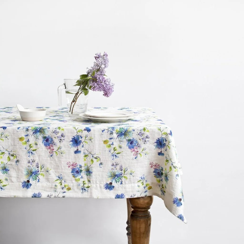 Leinen Tischdecke Blumen in Weiß+Blau Muster Blumen von Linen Tales Größe 140x350 cm