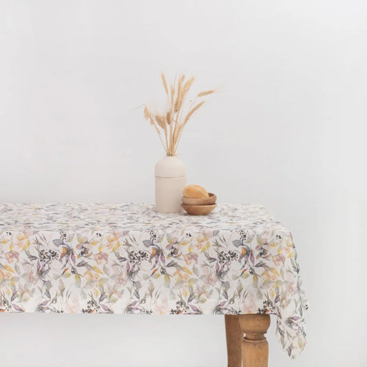 Leinen Tischdecke Blumen in Weiß+Flieder+Gelb Weiß+Lila+Gelb Muster Blumen von Linen Tales Größe 140x140 cm