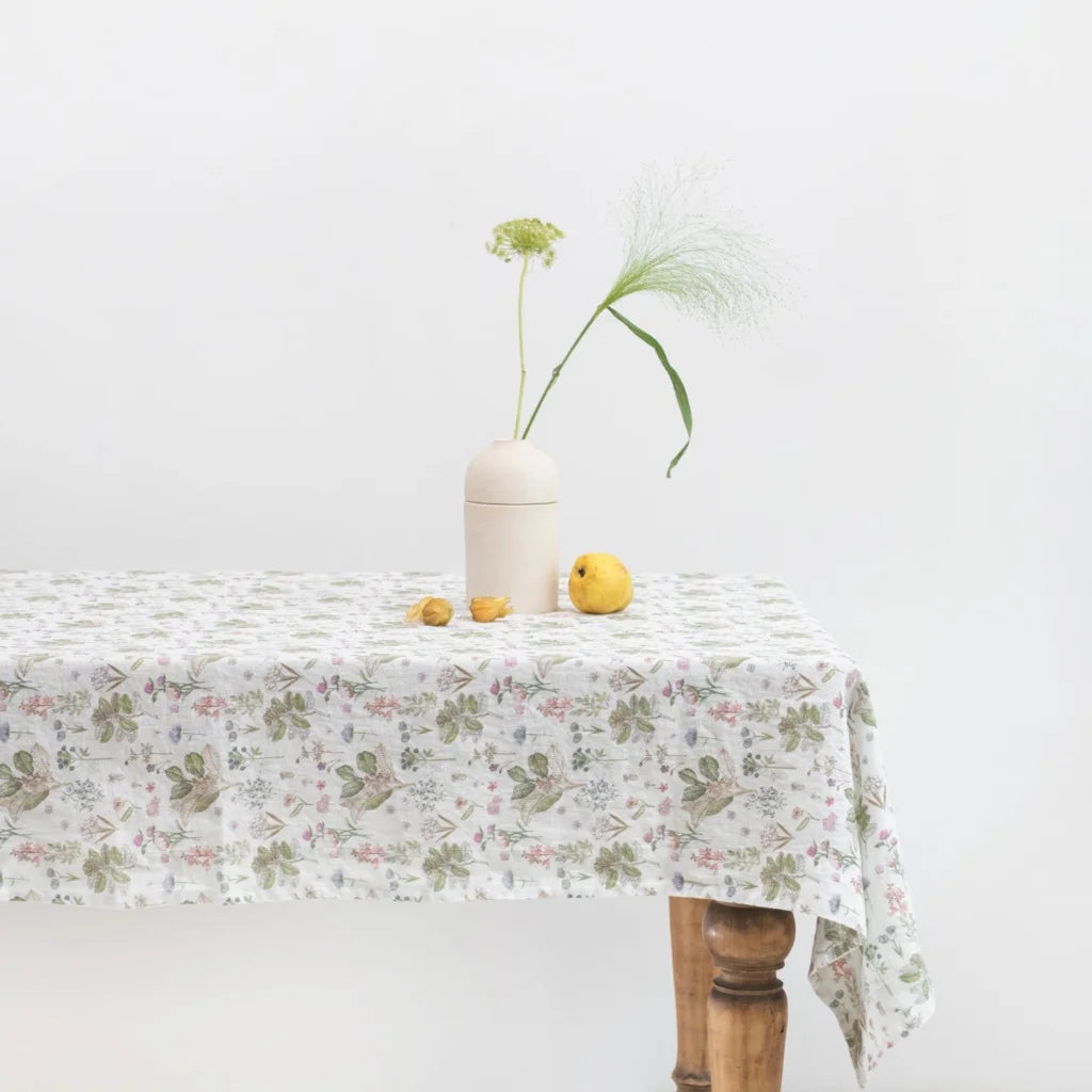 Leinen Tischdecke Botanik in Weiß+Rosa+Grün+Braun Muster Botanik von Linen Tales Größe 140x350 cm