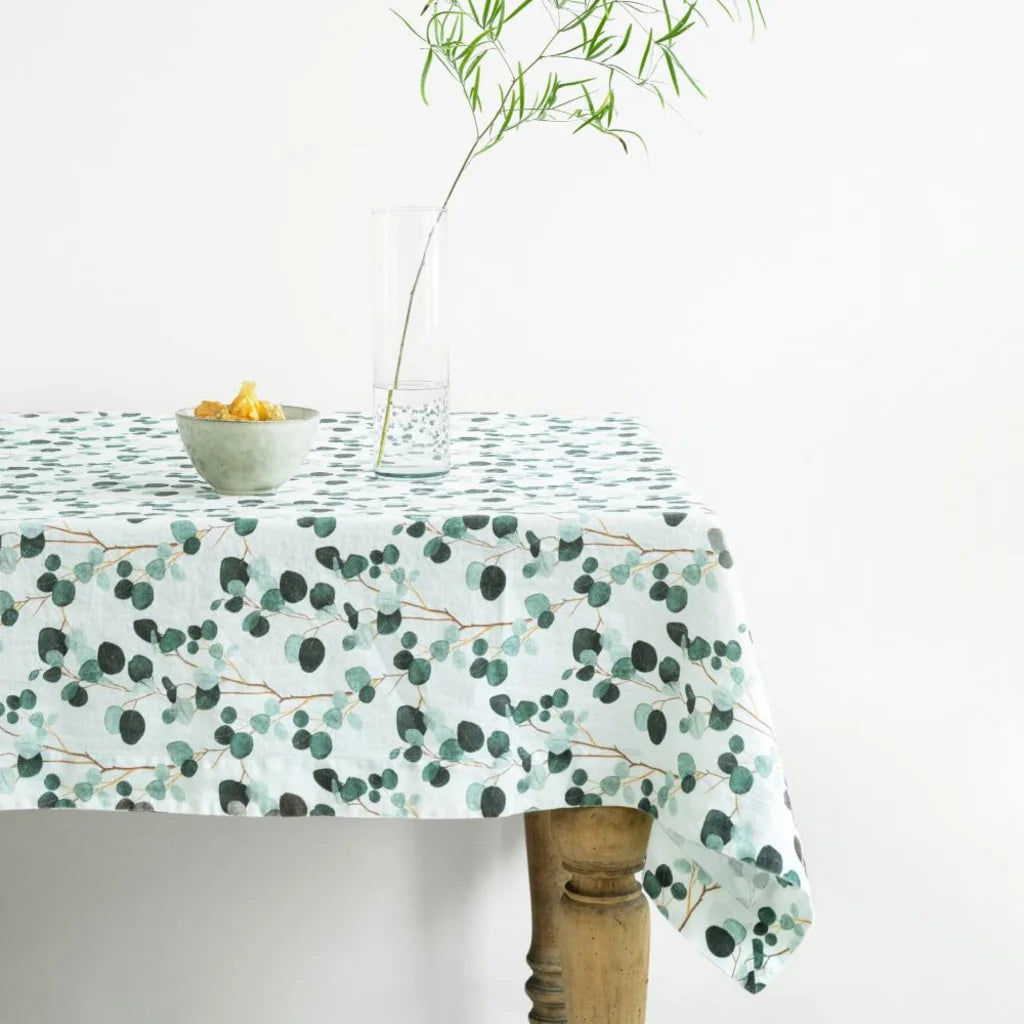Leinen Tischdecke Eukalyptus in Weiß+Grün+Dunkelgrün Weiß+Grün+Grün Muster Eukalyptus von Linen Tales Größe 140x350 cm