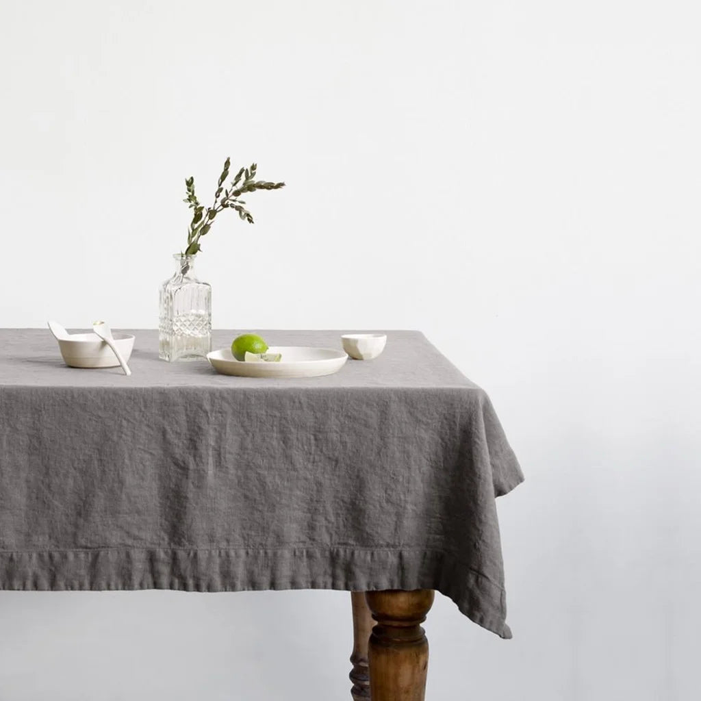Leinen Tischdecke in Grau von Linen Tales Größe 140x200 cm