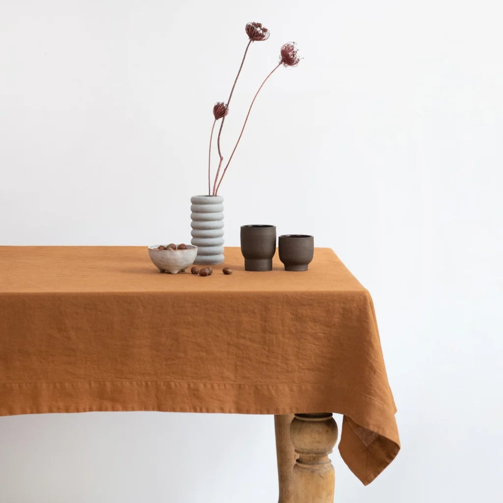 Leinen Tischdecke in Haselnuss Braun von Linen Tales Größe 140x140 cm