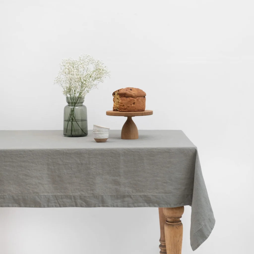 Leinen Tischdecke in Khaki Grün von Linen Tales Größe 140x250 cm