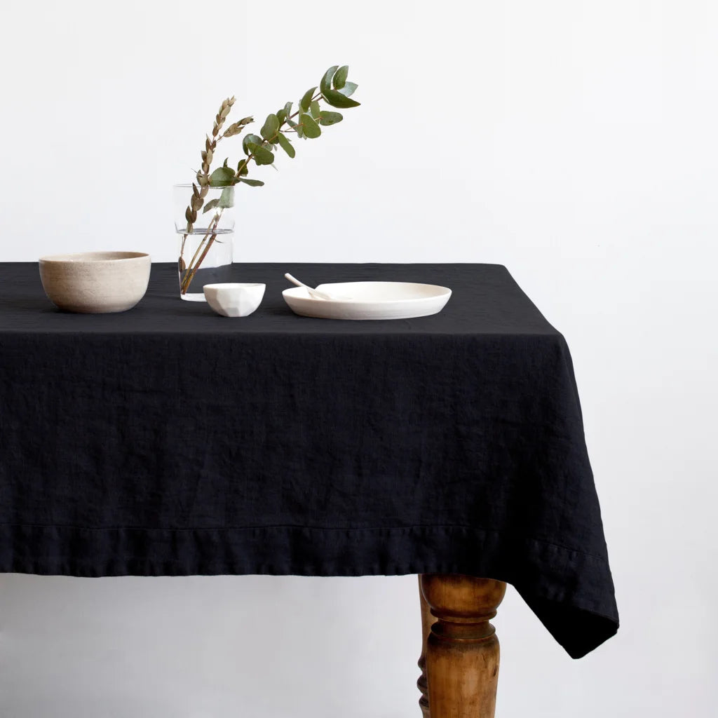 Leinen Tischdecke in Schwarz von Linen Tales Größe 140x250 cm