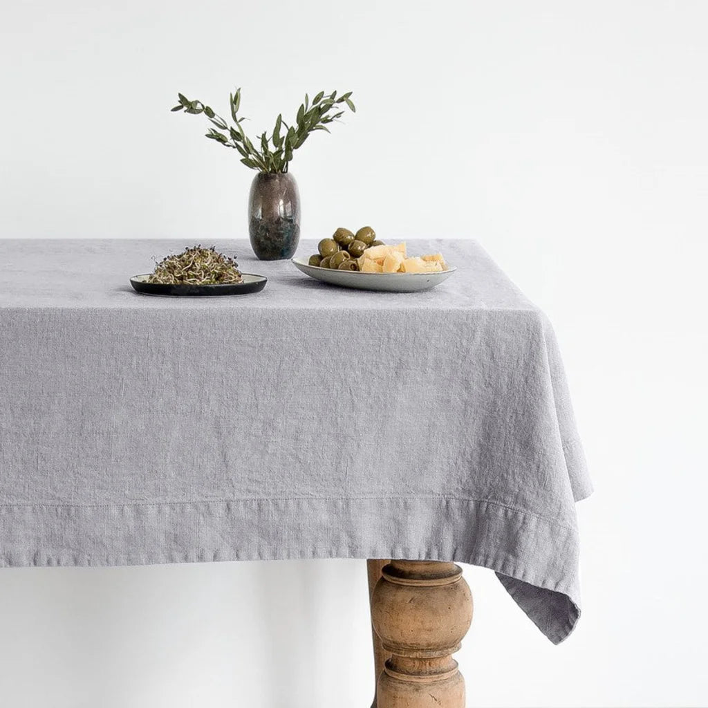 Leinen Tischdecke in Übergröße in Hellgrau Grau von Linen Tales Größe 140x380 cm