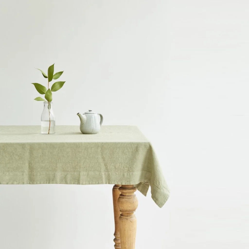 Leinen Tischdecke in Übergröße in Hellgrün Grün von Linen Tales Größe 140x350 cm