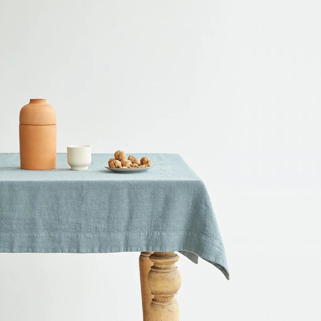 Leinen Tischdecke in Übergröße in Taubenblau Blau von Linen Tales Größe 140x350 cm