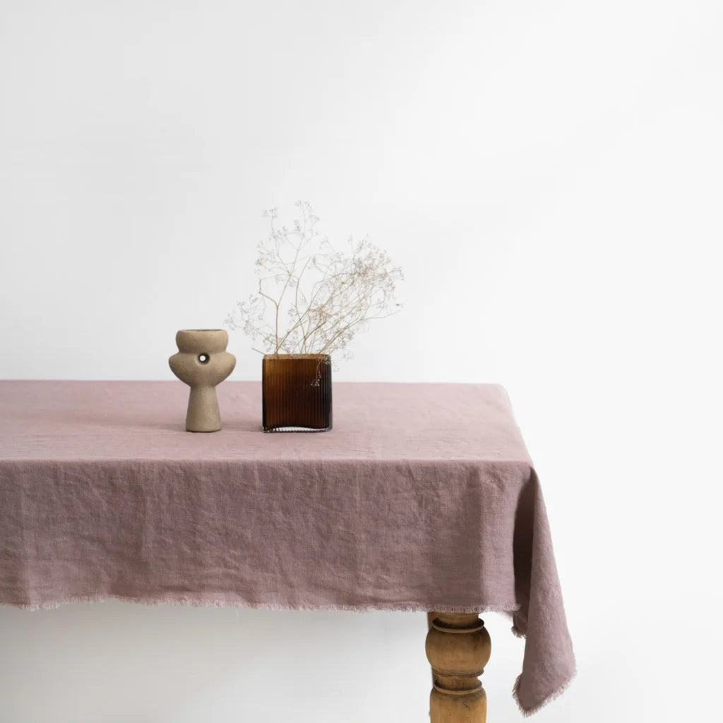 Leinen Tischdecke mit Fransen in Altrosa Rosa von Linen Tales Größe 140x200 cm