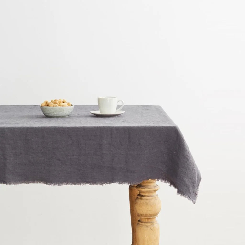 Leinen Tischdecke mit Fransen in Anthrazit Grau von Linen Tales Größe 140x350 cm