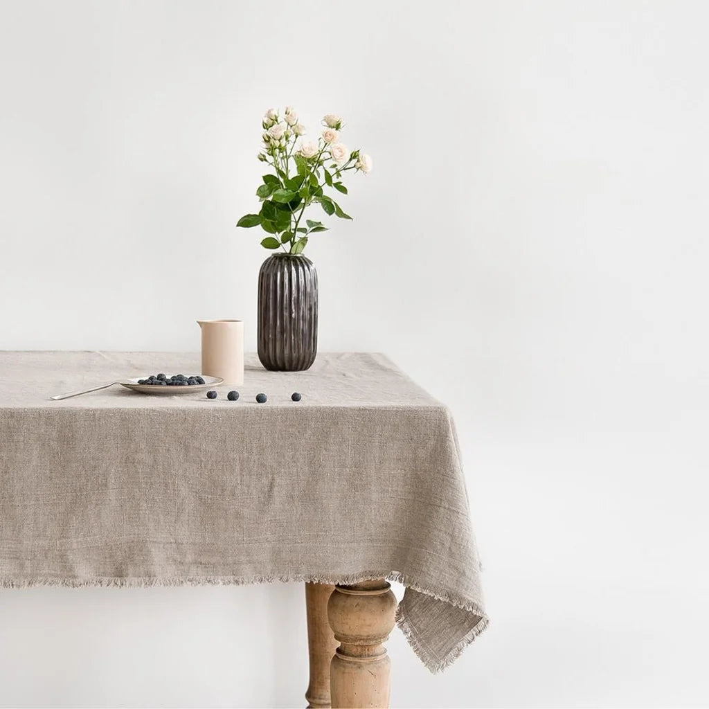 Leinen Tischdecke mit Fransen in Beige von Linen Tales Größe 140x250 cm