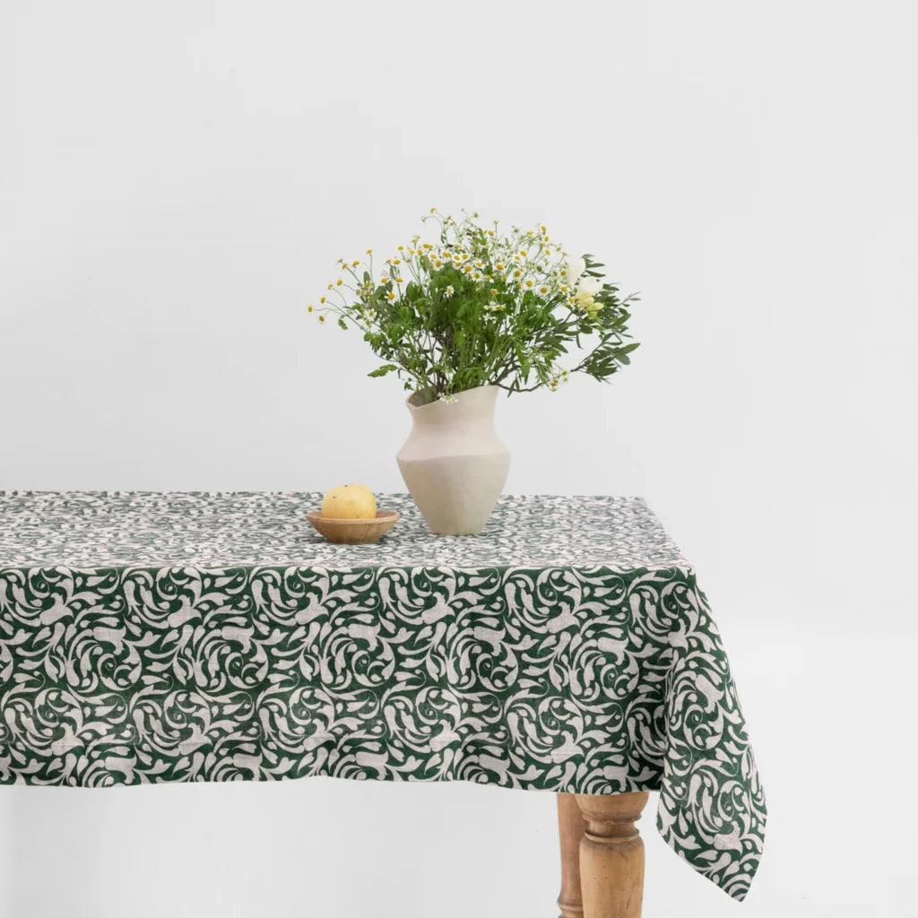 Leinen Tischdecke Ranke in Grün+Beige Muster Ranke von Linen Tales Größe 140x350 cm